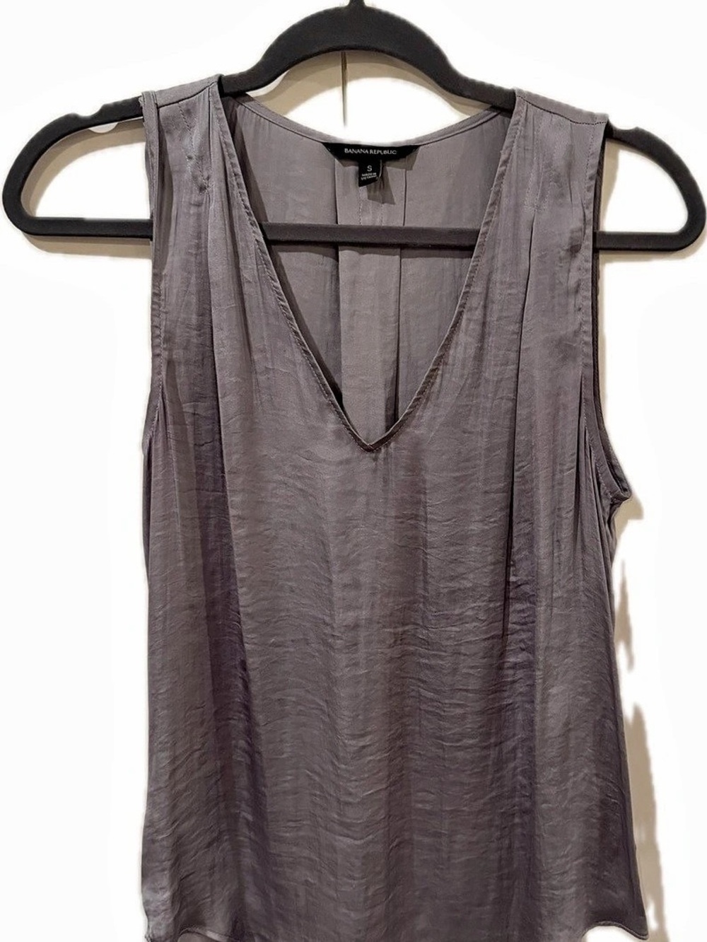 Banana Republic Sleeveless V-Neck Top in Gray Size Small Like New